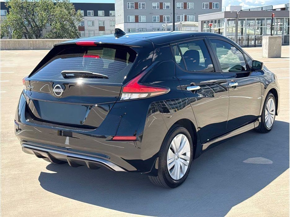 Nissan LEAF      2025