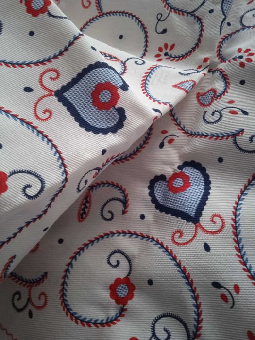 Hand-embroidered tablecloth429812964467691522