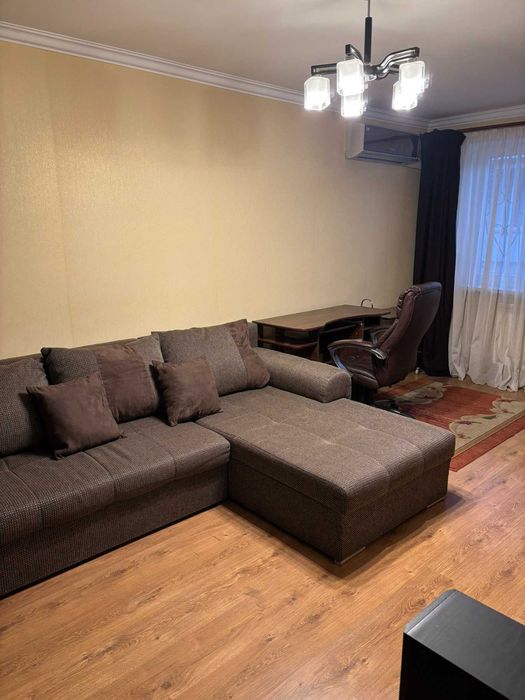 Продам затишну 3 к/к в районі площі Перемоги