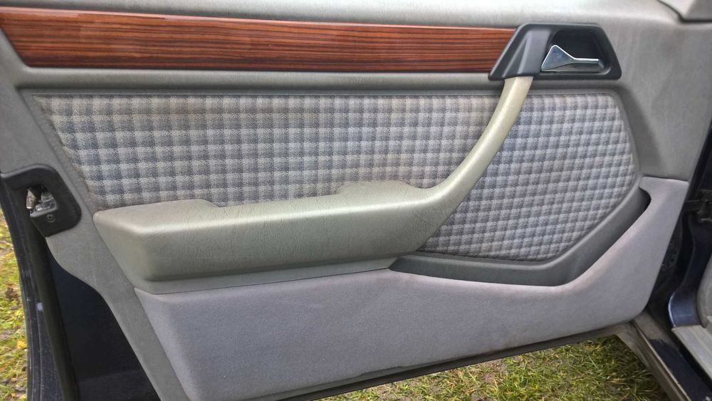 Fotel kierowcy pasażera podłokietnik boczki Mercedes w124 kod 378
