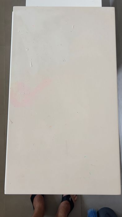 Escrivaninha Branca com algumas marcas de uso por conta dos miúdos