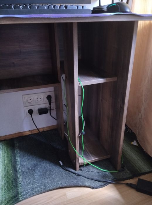 Стіл комп'ютерний.