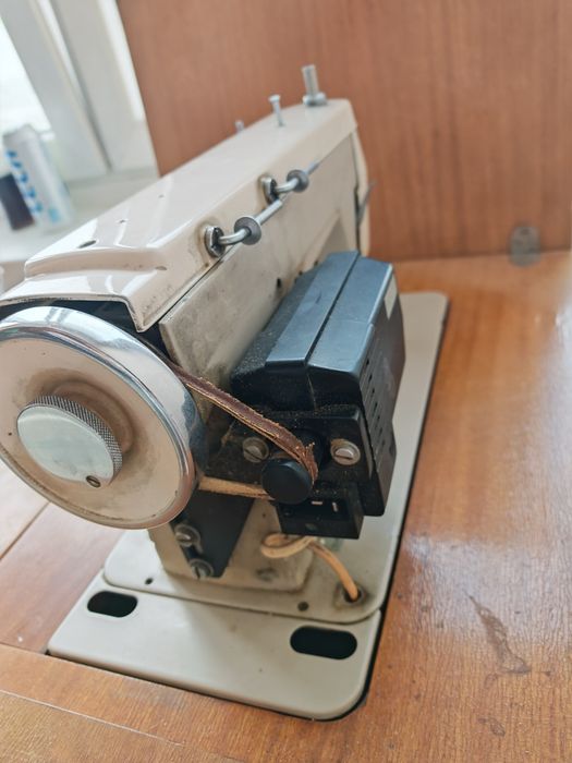 Maszyna Łucznik 432 ze stolikiem z szufladami