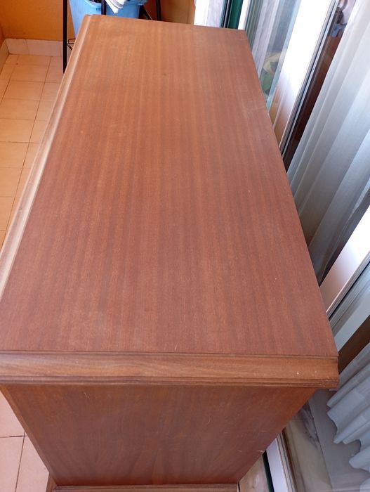 Móvel cómoda com gavetas