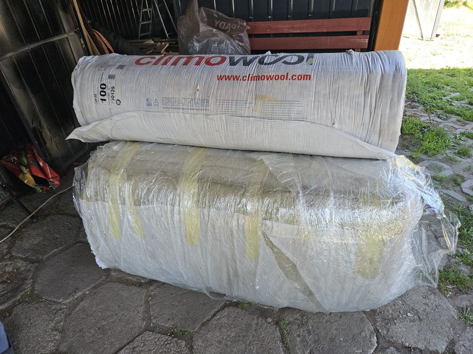 Wata izolacyjna nowa rolka i płaty.