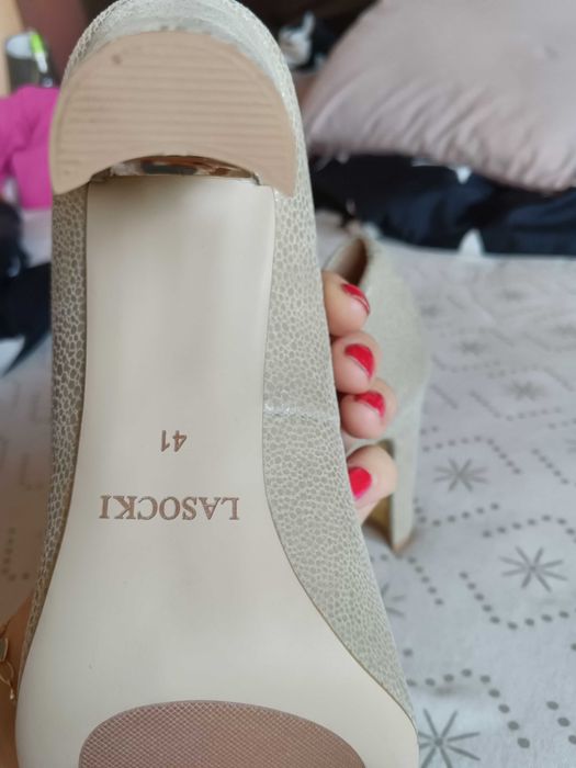 czółenka pantofle nowe Lasocki beżowe skóra 41