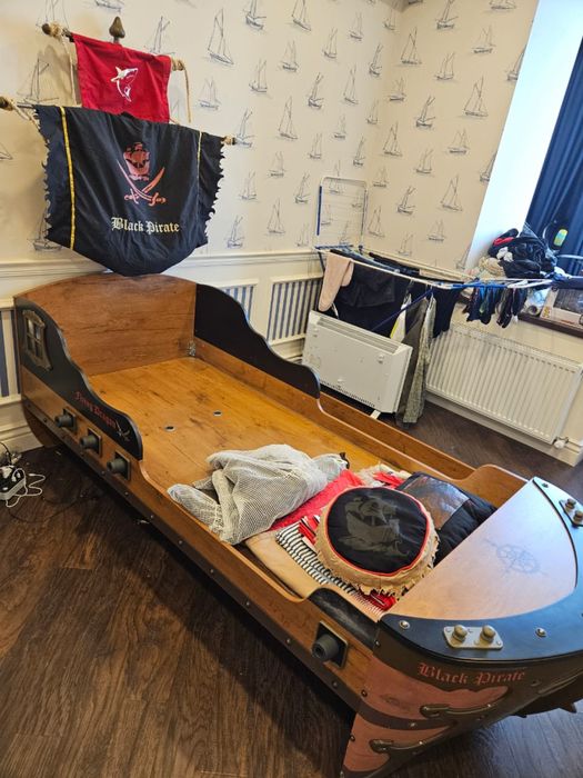 детская  кровать  для мальчика  с  матрасом, ящиком Black Pirate Cilek