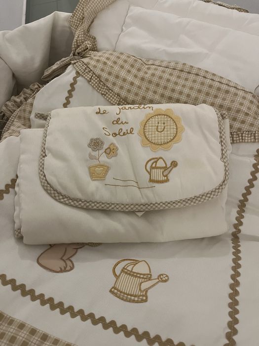 Saco, muda fraldas, toalha e lencol de berço