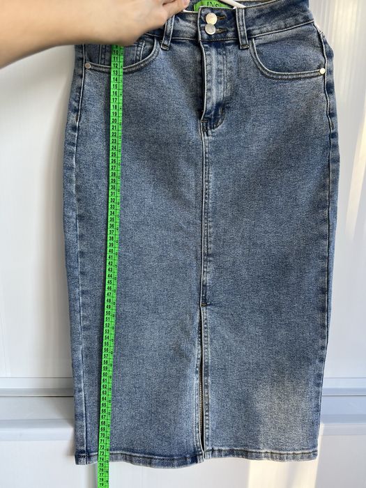 Джинсовая юбка с разрезом