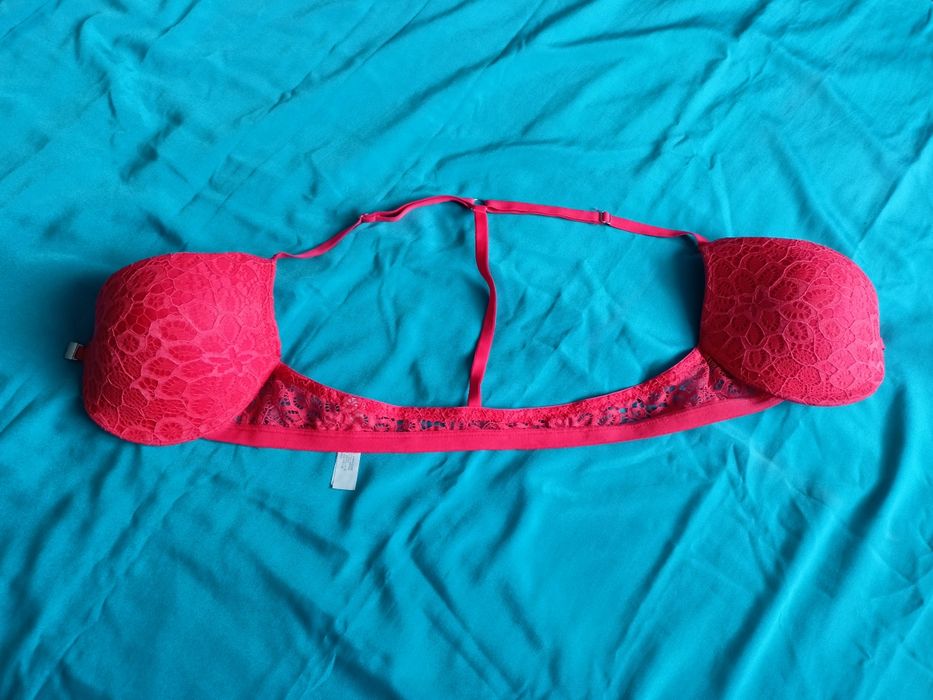 Biustonosz push up, zapinany z przodu. Rozmiar 80B.