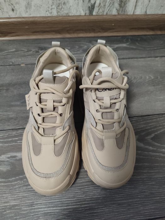 Жіночі кросівки для