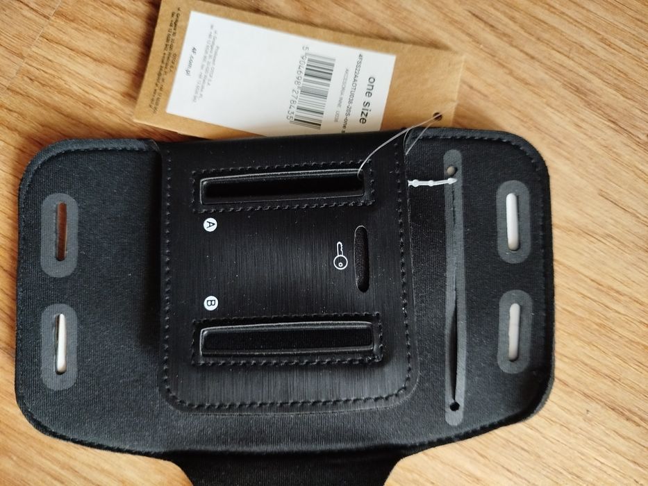 Sprzedam etui na telefon nakładane na ramię.