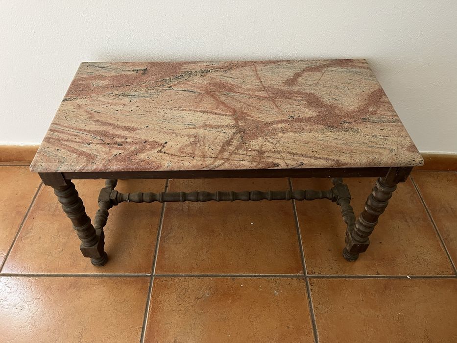 Mesa de centro em medeira com tampo em pedra de granito