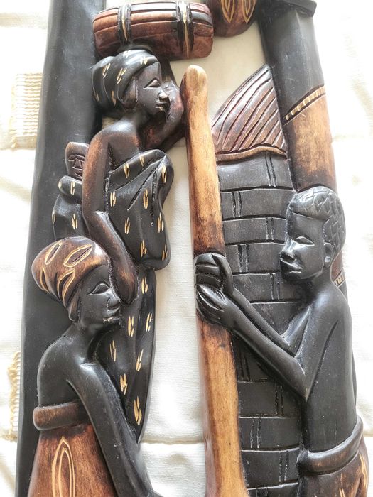 Estatueta africada de parede