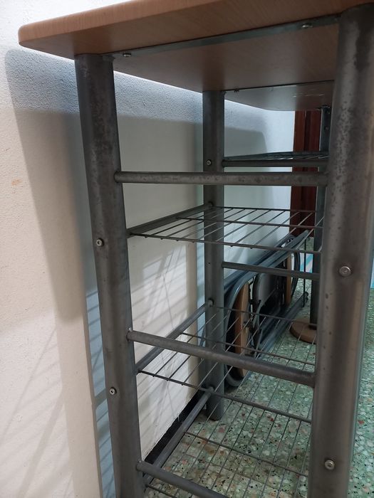 Mesa e 2 bancos usado em bom estado