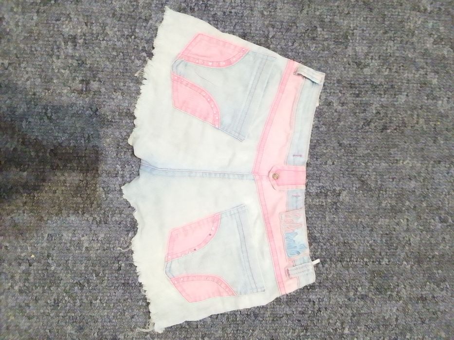 Джинсовые шорты с розовыми вставками