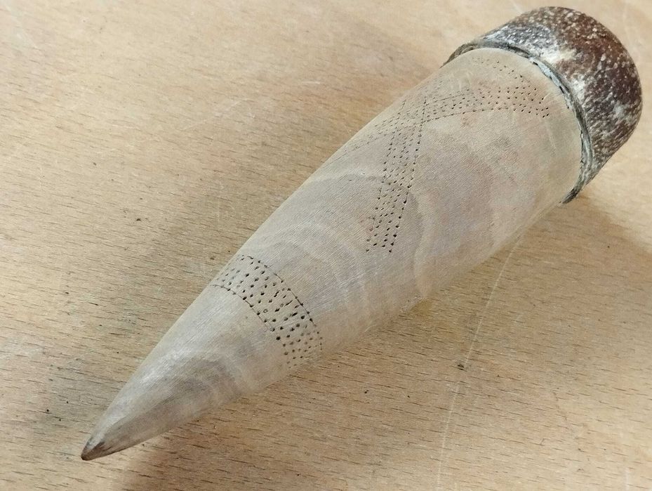 Ornamento Africano em Madeira e Couro