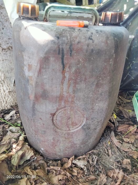 Kanistry 5 , 10 , 20 l. i plastykowe 20 , 33 , 60 l.