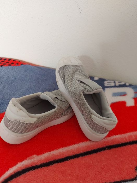 Sapatinho branco cinza