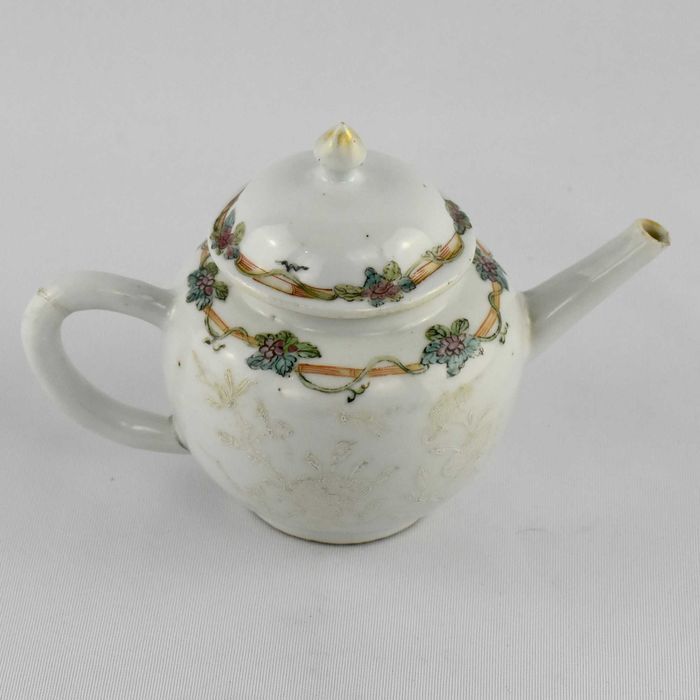 Bule em porcelana da China Qianlong, séc. XVIII, “bianco supra bianco”