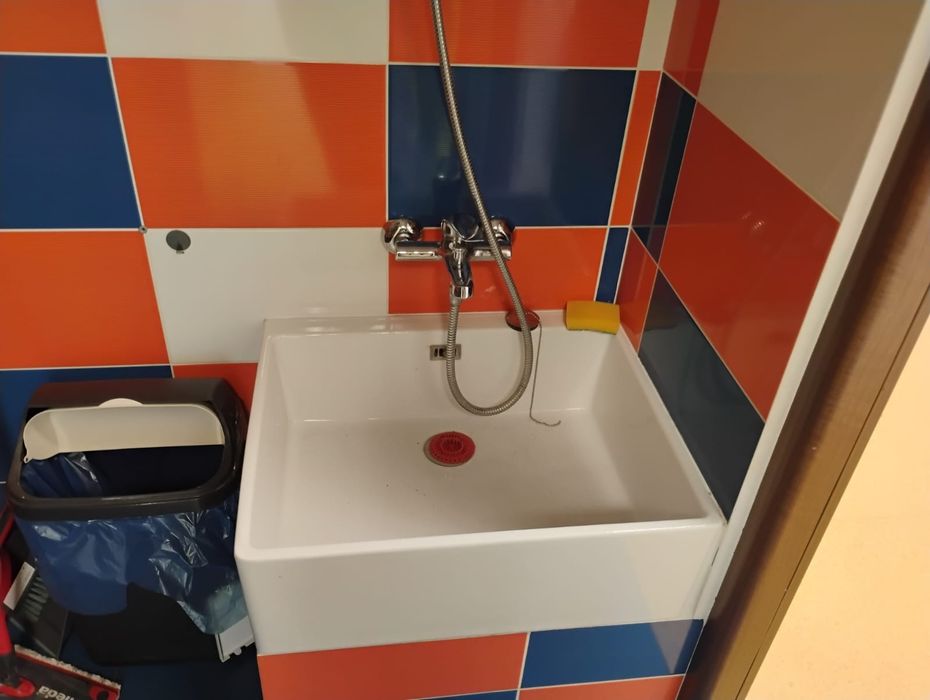 Umywalki po demontażu z bateriami