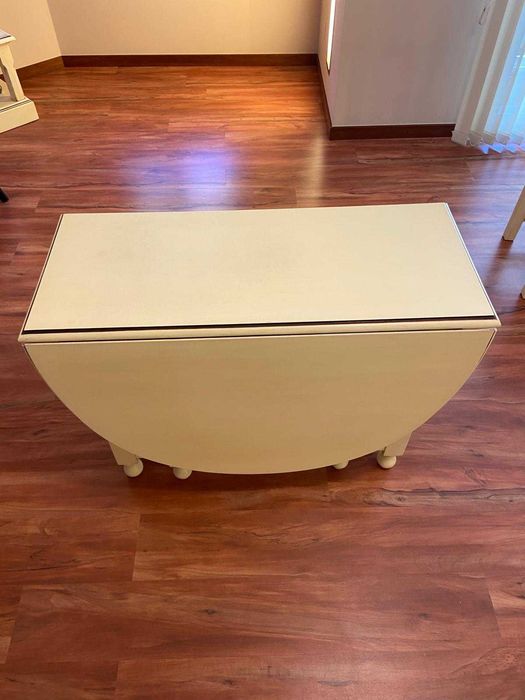 Mesa de jantar e cadeiras