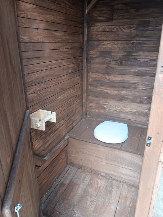 WC na działkę kibelek drewniany