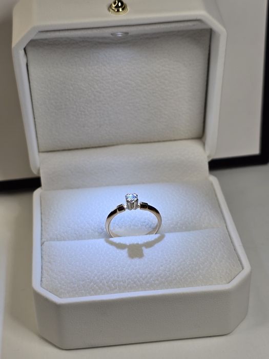 Каблучка з діамантом