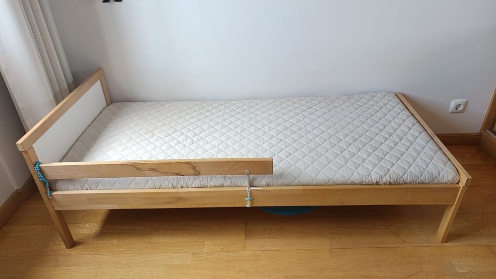 Cama de criança com colchão e com resguardo