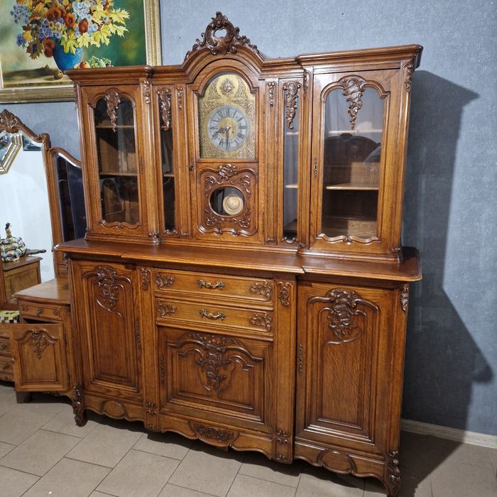 Piękny dębowy kredens  z zegarem