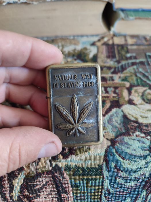 Зажигалка Zippo. Нет кремня.