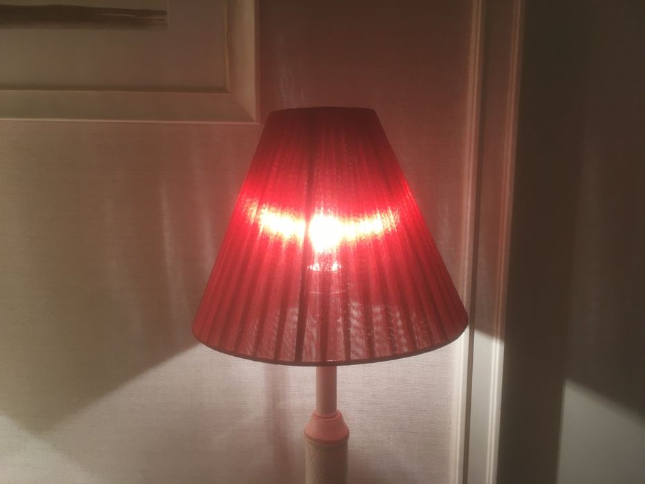 Abajur de cor bordô