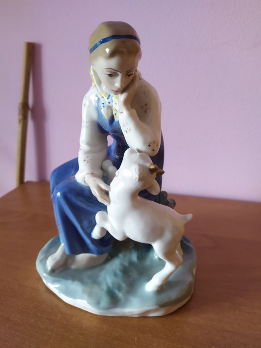 Статуэтка Аленушка с козлёнком