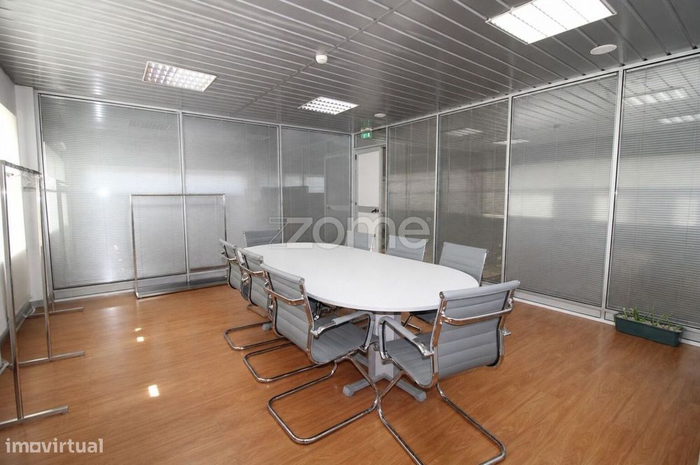 Pavilhão Comercial com +1.000 m² na Zona Industrial do Socorro – Fa...