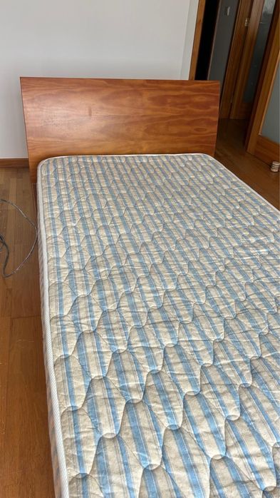 Cama individual 105x190  em madeira cerejeira com estrado elevatorio