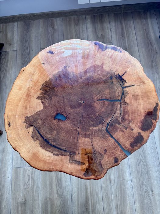 Stolik kawowy z plastra drewna z żywicą