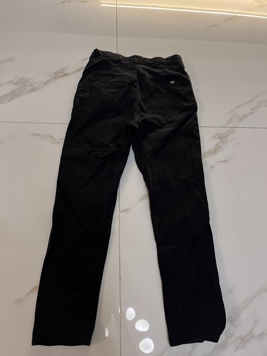 Czarne spodnie chłopięce