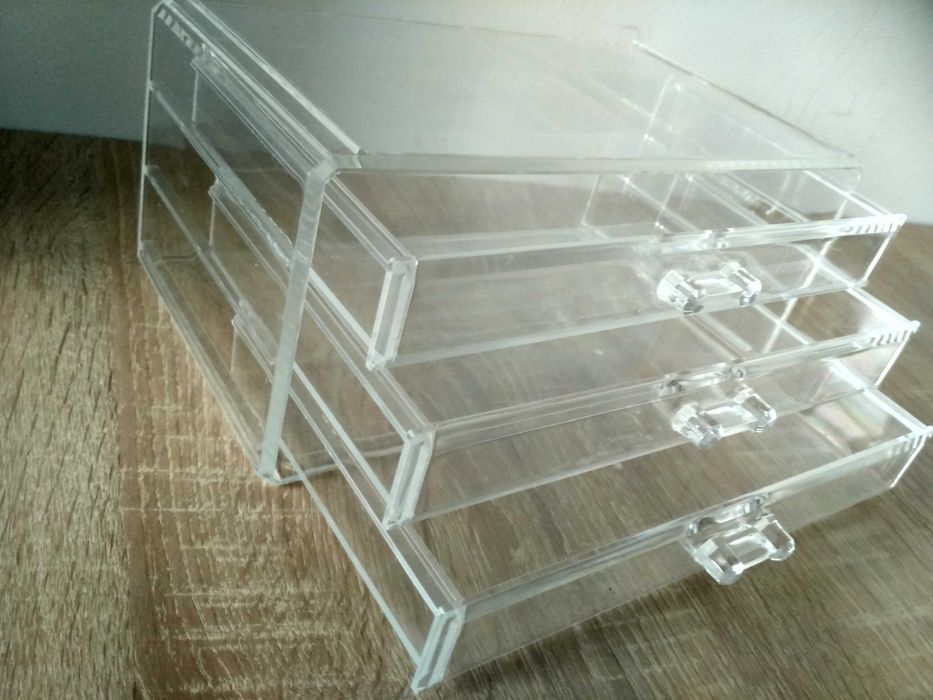 Akrylowe pudełko do przechowywania kosmetyków z 3 szufladami