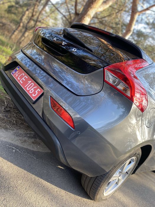 Volvo v40 2013 року