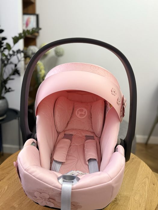 Продам автокрісло Cybex Simply Flowers