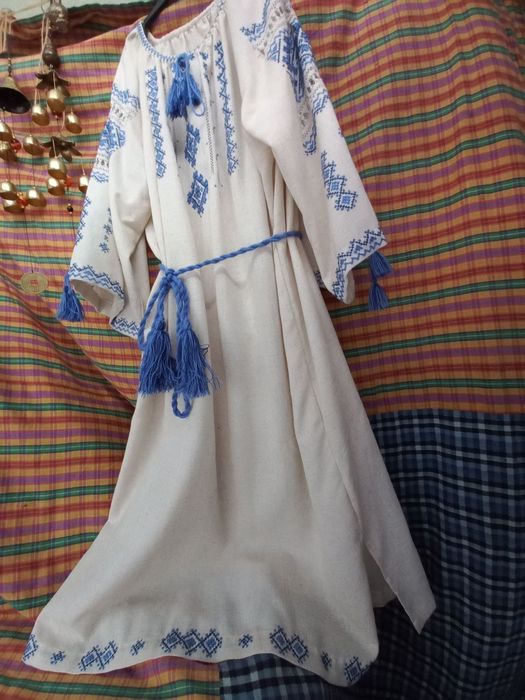 Вишиванка з синьою вишивкою