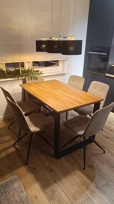 Stół z krzesłami do jadalni