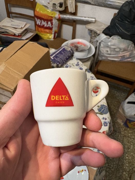 Pires e chávenas de café