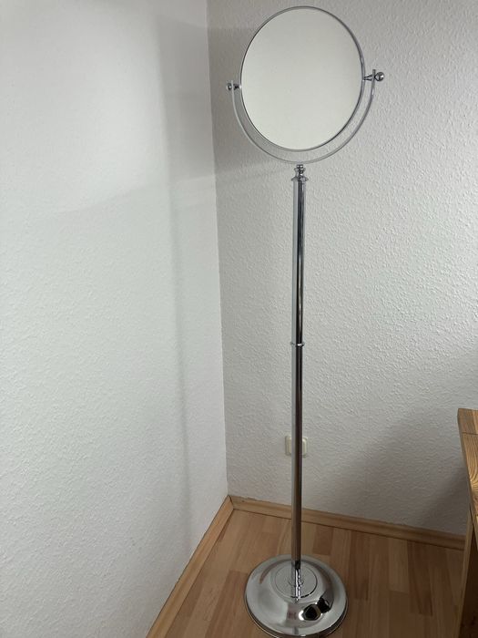 Stylowe lustro stojące z funkcją powiekszenia