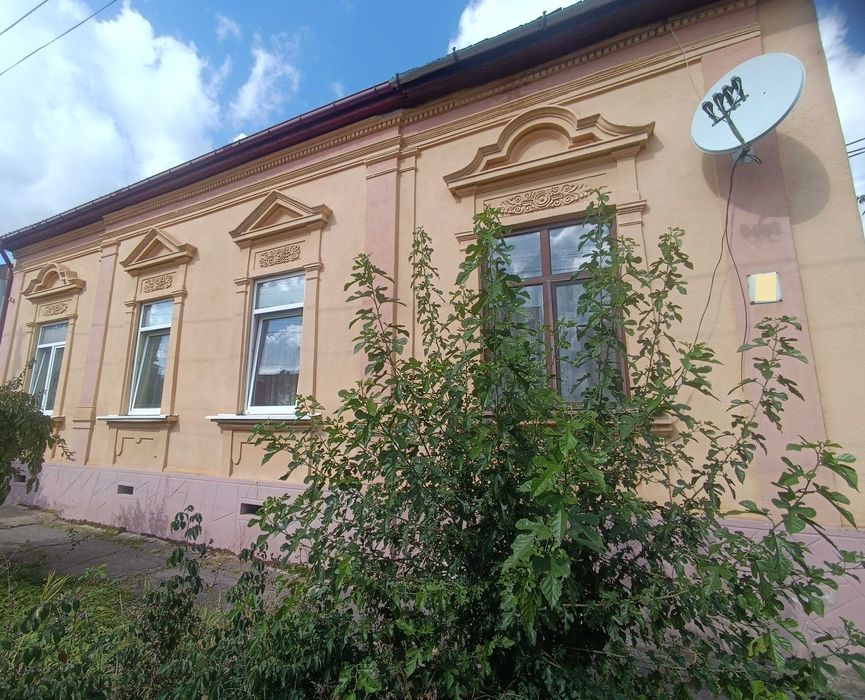 КВАРТИРА:94кв.м,ЦЕНТР,ІСТОРИЧНА ЗАБУДОВА,відмінний стан,підвал 45кв.м.