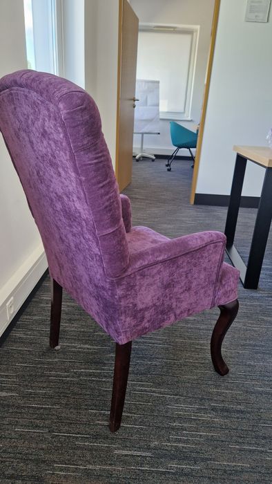 Pikowane krzesło z Chesterfield Meble fioletowe