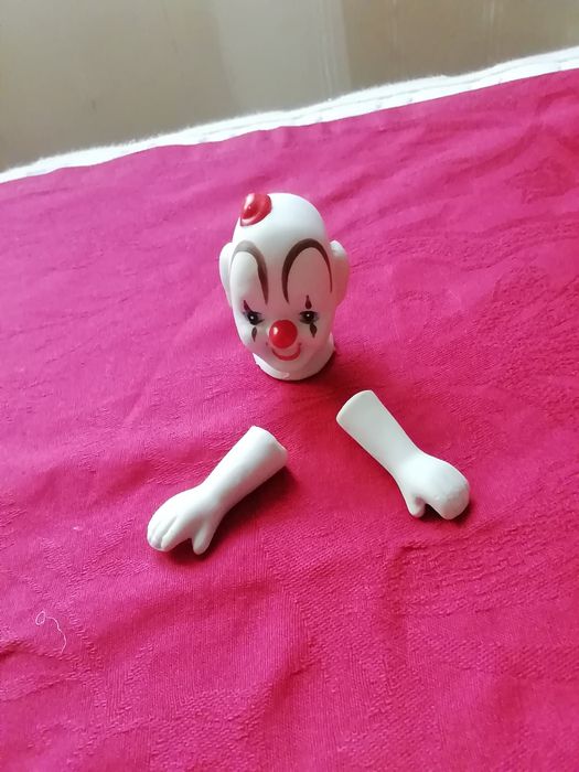 Cabeça e mãos de palhaço