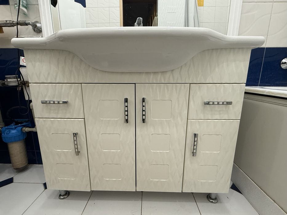 Продам гарнитур для ванны умывальник с тумбой, пенал, зеркало