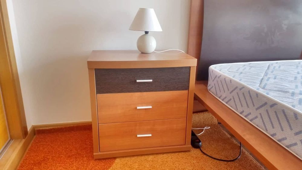 Cama, 2 mesas de cabeceira e comoda com espelho