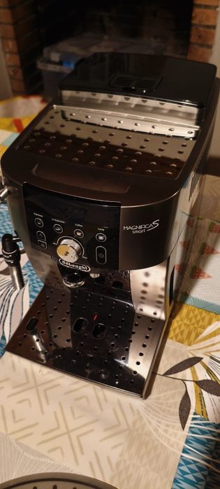 Máquina de Café Automática DELONGHI Magnifica S Smart ECAM250
